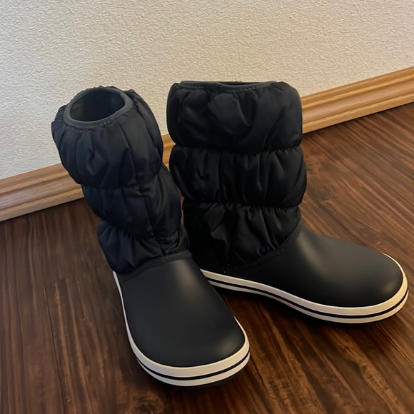 CROCS Women's Winter Puff Boot, size 6 - Picture 2 of 5